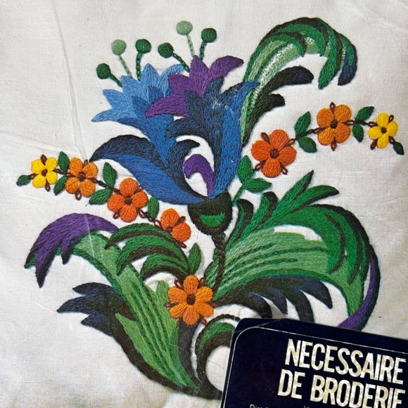 Vintage 70s Caron Crewel Embroidery Kit #6136 Fantasy Jacobean - Picture 2 of 4